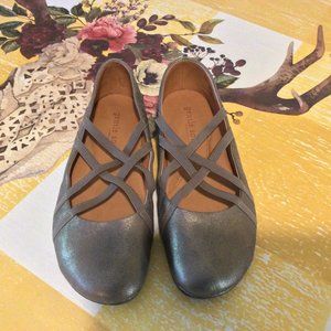 *******   SOLD SOLD SOLD     ******   Gentle Souls Ballet Flats Bronze NWOB